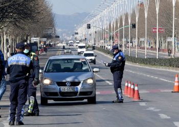 Policia përsërit apelin: Vetëm 8 orë kohë për të udhëtuar me vetura, autobusë nuk ka!