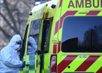 Koronavirusi “pushton” Britaninë, mjekët: Jemi si ushtarët që përgatiten për betejë. Mos dilni në rrugë