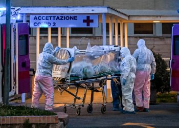 Pse koronavirusi prek më shumë burrat se gratë? CNN rendit disa arsye