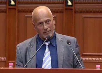 Bëri xhiron e rrjetit me “kaçurrelat dhe qirasjen e fëmrave me uiski”, Kostaq Papa ka zëvendësuar Berishën në Parlament