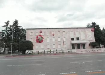 “S’jam Edi, por…”, Rama nxjerr videon se si koronavirusi ka ‘pushtuar’ Tiranën: Mos lëvizni nga shtëpia!