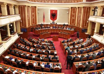 Ditë e ngjeshur për politikën/ Meta thërret protestë në bulevard, deputetet e Kuvendit mblidhen në seancë plenare