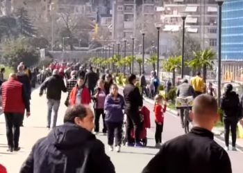 Banorët e Tiranës braktisin rrugët e kryeqytetit, por dynden te liqeni