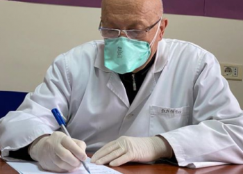 Beteja me koronavirusin/ Mjeku i njohur rikthehet sërish te Infektivi, pas 48 vitesh shërbim