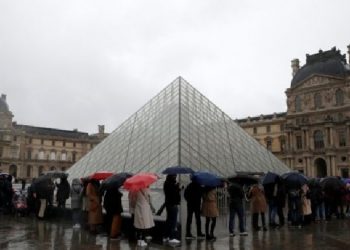 Muzeu i Luvrit në Paris ”zhgënjen” turistët, mbyll dyert prej koronavirusit