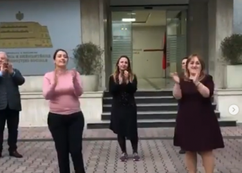 VIDEO/ Në vijën e parë të luftës me koronavirusin, edhe Manastirliu duartroket mjekët