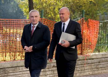 “Po dolëm gjallë nga ky virus, do ngrohemi në diell se s’do kemi bukë të hamë”, Manjani: Rama nuk do ju ndihmojë