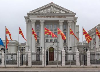 Të moshuarit dalin paradite, të rinjtë pasdite/ Maqedonia e Veriut vendos dy fasha oraresh për të parandaluar Covid-19