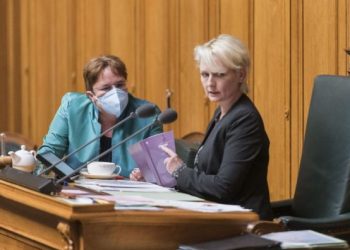 Shkoi me maskë në Kuvend nga frika e koronavirusit, por deputetes zvicerane i ndodh e papritura