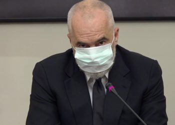 Rama citon virologun e njohur: Maskat dhe dorezat po i përdorni kot! Madje mund t’ju dëmtojnë…