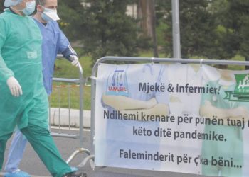 “Dua të iki në shtëpi”/ Babai i pacientit “0” debate me mjekët, kërkon të lërë Infektivin pa kryer testimin e dytë