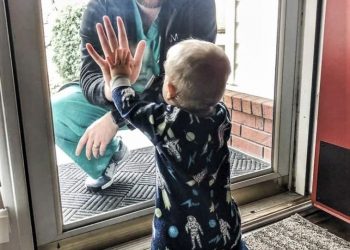 Histori Covid-19/ Përloti me fotografinë e djalit, por mjekut që lufton koronavirusin i prishet shtëpia nga tornado