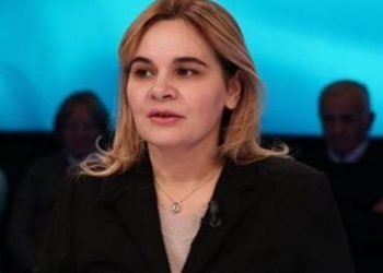 Edhe Monika Kryemadhi si gjithë gratë pas “shtetrrethimit”, i përvishet punëve të shtëpisë (Foto)