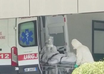 Mjeku nga Durrësi i infektuar me koronavirus, futet në izolim/ I shërbeu 73-vjeçares që vdiq