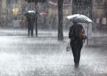 Mos dilni pa çadër! Moti parashikohet i ftohtë dhe me reshje shiu