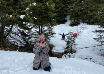 Myslym Murrizi imiton Metën, bën shqiponjën ulur në gjunjë mbi dëborë (Foto)