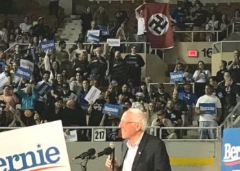 SHBA/Një burrë valvit flamurin nazist në mitingun e Bernie Sanders, krijon trazira