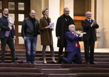 FOTO / Mbajti fjalim në mitingun e Metës, kush është studentja ‘sexy’ e Juridikut