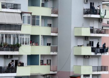 Qytetarët e Tiranës duartrokitje të forta dhe brohorima nga ballkonet për mjekët në luftë me koronavirusin