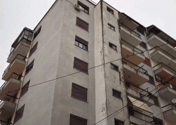 Rezultuan pozitiv me koronavirus, dezinfektohet pallati i çiftit të bashkëshortëve në Fier