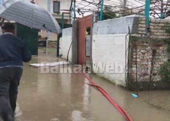 VIDEO/ Reshje masive në Elbasan, uji krijon probleme në disa zona të Cërrikut