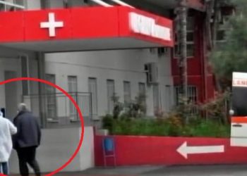 Një tjetër person i dyshuar me koronavirus hyn tek Infektivi/ I moshuari mbahet prej krahu nga infermieria