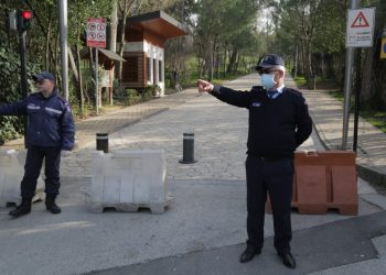 FOTO/ Koronavirusi, policia postbllok tek Kodrat e Liqenit, kthen mbrapsht qytetarët e pabindur