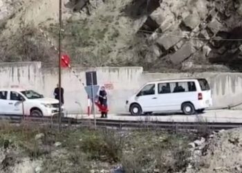 Poliçani vendos “kufij” për koronavirusin: Ndalohet hyrja e njerëzve nga qytetet e tjera!