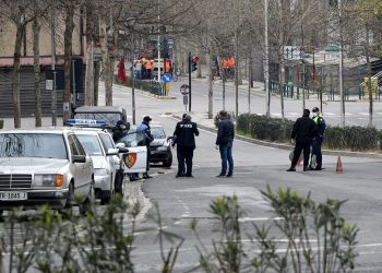 Erdhi nga jashtë dhe doli nga shtëpia, gjobitet me 700 mijë lekë. E pësojnë keq edhe 81 qytetarë të tjerë