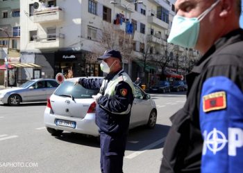 Policia me dorë të hekurt ndaj shkelësve të “shtetrrethimit”, arrestohet 5 shoferë, gjoba për 745 të tjerë