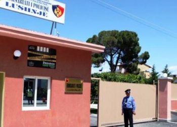 Humb toruan dhe kërcënon me thikë mjeken e familjes, pranga 47-vjeçarit në Lushnjë