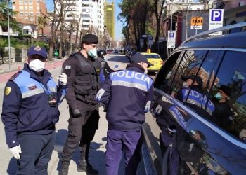 Gjobiten shoferët rebelë/ Në 12 orë “shtetrrethim” policia bllokon 25 mjete dhe pezullon 112 patenta