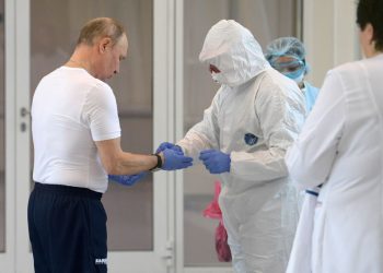 VIDEO / Putin nuk i trembet virusit, takon nga afër pacientët tek Infektivit