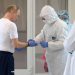 VIDEO / Putin nuk i trembet virusit, takon nga afër pacientët tek Infektivit