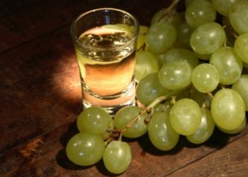 Rakia, ilaçi i shqiptarëve ndaj koronavirusit? Ekspertët shpjegojnë nëse e lufton vërtet përhapjen