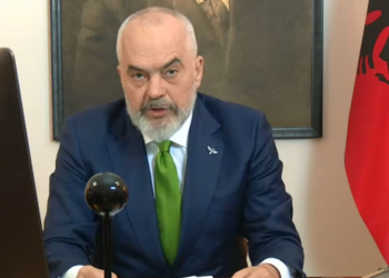 Debati i kryeministrit me qytetarin/ E merr mbrapsht banorin: Dua të dal në malet e Sarandës. Kryeministri: Ç’a thua ti mo?