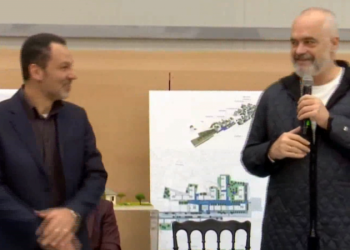 Rama në Shijak me arkitektin italian të rindërtimit: S’po ta jap dorën, por shtëpitë do i rindërtojmë