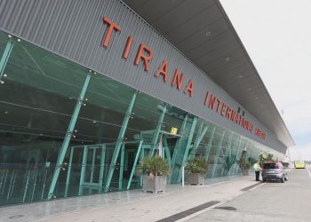 Koronavirusi/ Tre fluturime nga Shqipëria, riatdhesohen 437 italianë