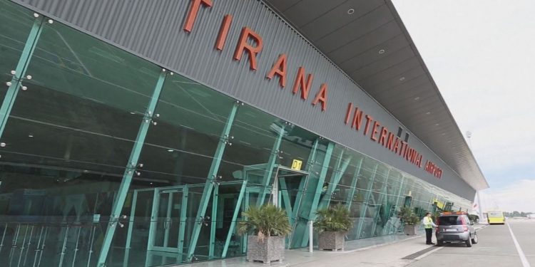 Koronavirusi/ Tre fluturime nga Shqipëria, riatdhesohen 437 italianë