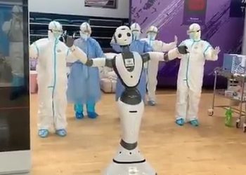 Koronavirusi prek edhe bluzat e bardha, robotët u vihen në ndihmë mjekëve
