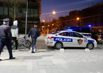 Rrugëve të Vlorës pas orës 18:00, policia shoqëron disa persona që nuk iu bindën urdhrit