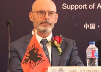 “Stop qyfyreve e kunjave! Merreni seriozisht Covid-19”, mesazhi i fortë ambasadorit shqiptar në Kinë