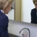 “Lani duart”, sfida e internetit për koronavirusin. Presidentja e KE-së e nominuara e parë (Video)