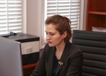 Java e dytë e mësimit në shtëpi/ Ministrja Shahini: 23 marsi, plani për kthimin në shkollë. Çfarë ndodh në rast shtyrjeje