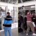 Sherr i madh në aeroportin e Kievit, turistët “shpërthejnë” dyert pasi refuzojnë të futen në karantinë (Video)