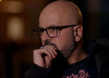 “Qoftë i Xhenetit”/ Këngëtari i njohur humb njeriun e afërt, lutja për familjarët që s’i shkojnë dot në funeral