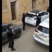 VIDEO / Policët spanjollë zbarkojnë me shpejtësi dhe… ia marrin këngës me kitare