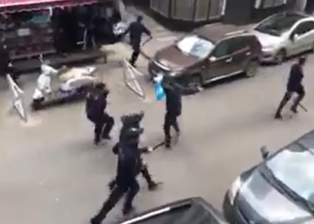 Policia i zë me shkop gome/ Rama publikon VIDEO nga Spanja: Zgjidhni e merrni, forcat e rendit e kanë ndarë mendjen top