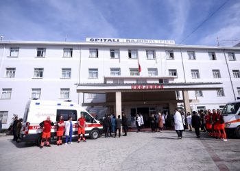 “Familja e prekur ka pasur shumë kontakte”/ Bashkia Roskovec: Burrë e grua me koronavirus, vetizolohuni