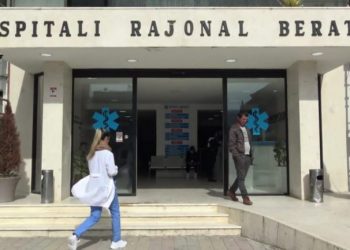 30-vjeçari i drejtohet spitalit sapo u kthye nga Greqia, vetëkarantinohet në Berat edhe pse nuk ka shenja klinike
